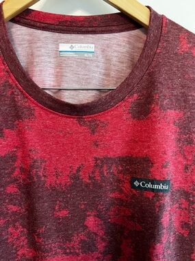 Columbia Red and Maroon Patterned Crewneck Tee
